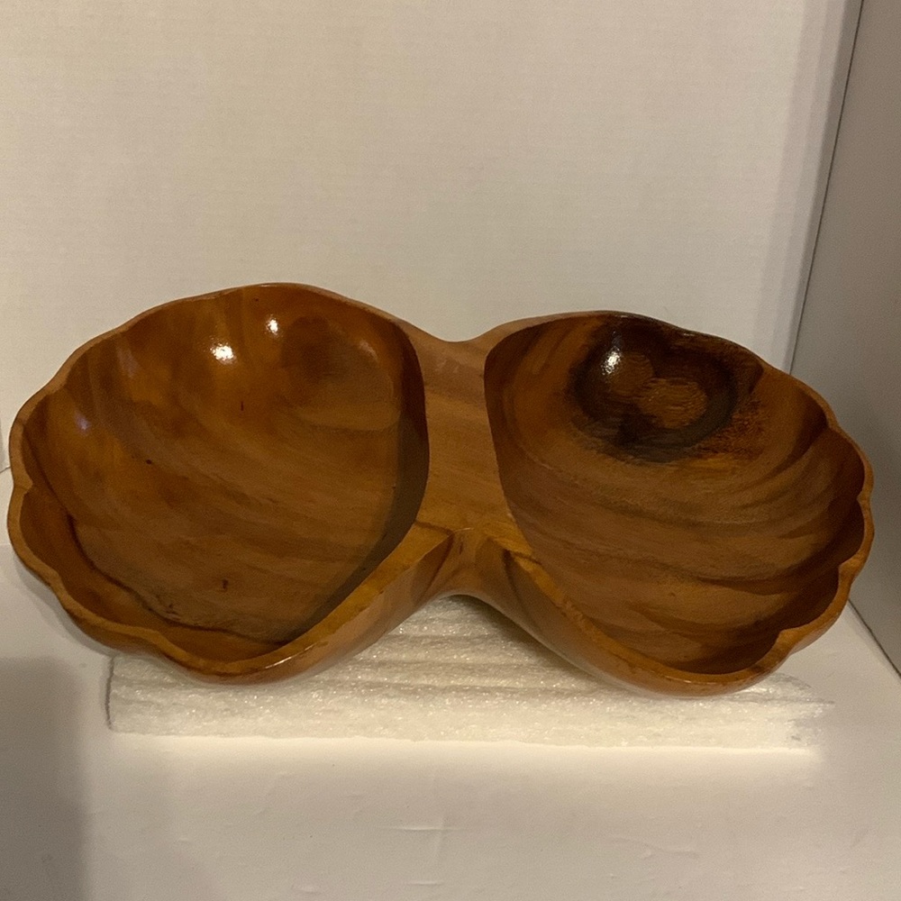 Beautiful wooden bowl, monkey pod, clam shell design.